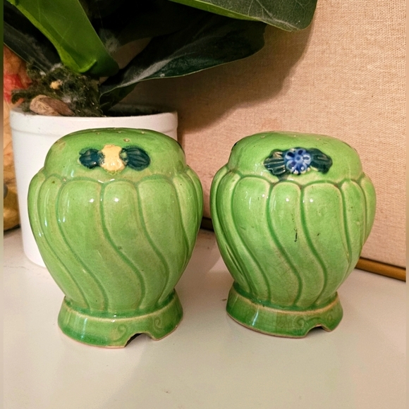 Vintage Kitchen Green Japanese Majolica Style Shaker Salt and Pepper Shakers - Picture 1 of 9